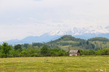 Kafkas dağlarındaki köyde eski ahşap bir ahır.