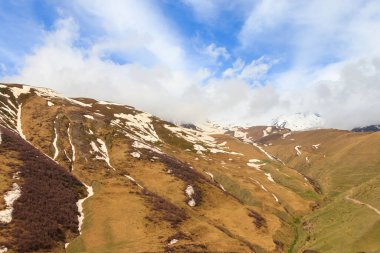 Gürcistan 'daki Kafkasya dağlarının manzarası