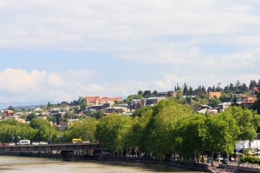 Tiflis, Gürcistan 'daki Kura (Mtkvari) Nehri manzarası
