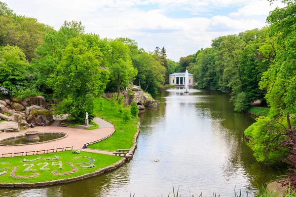 乌克兰乌曼Sofiyivka公园的Snake喷泉和Flora Pavilion湖景 — 图库照片