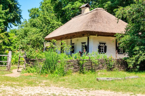 Ukrayna 'nın Kiev kenti yakınlarındaki Pyrohiv (Pirogovo) köyündeki antik Ukrayna kırsal evi