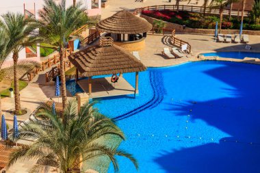 Tropik bir tatil köyünde temiz suyla birlikte havuzun havuz manzarası.