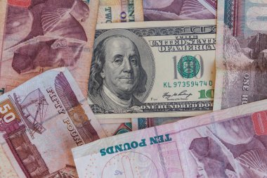 Mısır banknotlarının arka planında 100 dolarlık banknot