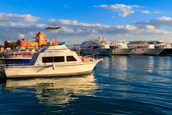 Białe Jachty Porcie Morskim Hurghada Egipt Port Łodzi Turystycznych Morzu — Zdjęcie stockowe