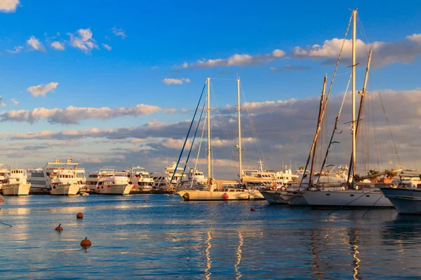 Yates Blancos Puerto Marítimo Hurghada Egipto Puerto Con Embarcaciones Turísticas —  Fotos de Stock