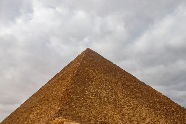 기자의 피라미드 쿠푸의 피라미드 또는체 옵스의 피라미드로도 알려져 피라미드 단지에 — 스톡 사진