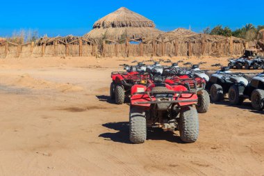 Mısır 'daki Arap çölünde safari gezileri için ATV motorsikletleri.