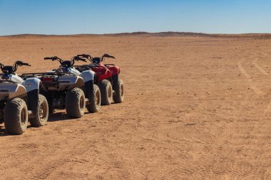 Mısır 'daki Arap çölünde safari gezileri için ATV motorsikletleri.