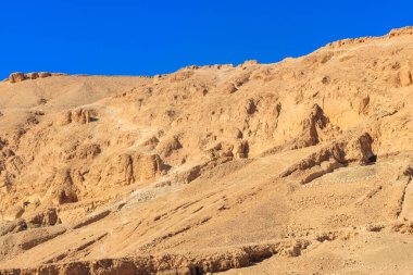 Mısır 'ın Luxor kentindeki Morg Tapınağı yakınlarındaki dağlarda mezarlar.