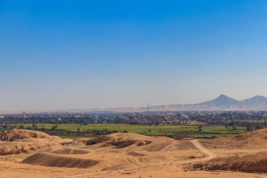 Deir el-Bahri 'deki Hatshepsut tapınağının yanındaki arkeolojik alan. Eski Mısır 'ın Mısır' daki Nil 'in Batı Şeria' sındaki kazıları (antik Teb.