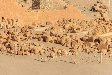 Deir el-Bahri 'deki Hatshepsut tapınağının yanındaki arkeolojik alan. Eski Mısır 'ın Mısır' daki Nil 'in Batı Şeria' sındaki kazıları (antik Teb.