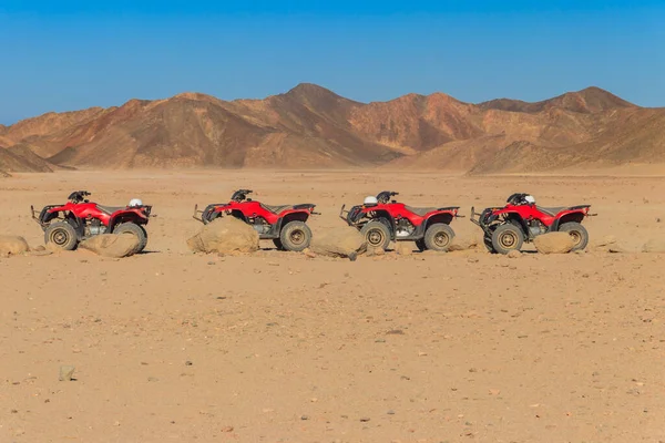 Mısır 'daki Arap çölünde safari gezileri için ATV motorsikletleri.