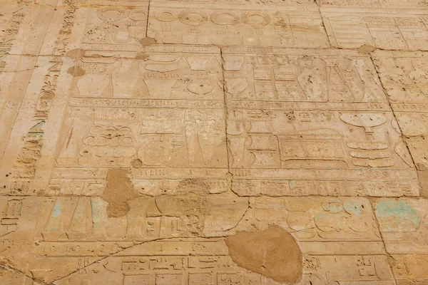 Jeroglíficos Egipcios Antiguos Pared Complejo Del Templo Karnak Luxor Egipto —  Fotos de Stock