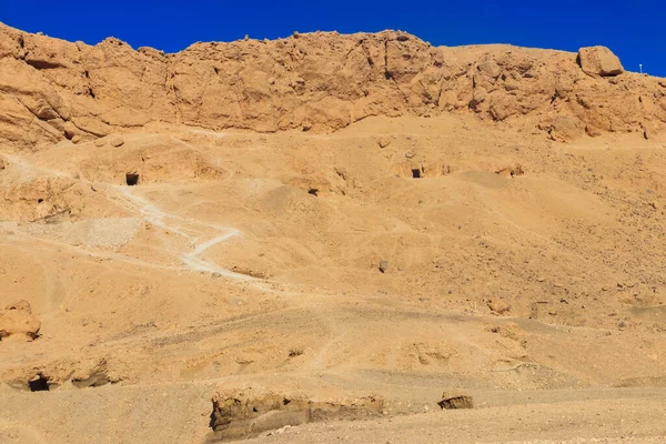 Mısır 'ın Luxor kentindeki Morg Tapınağı yakınlarındaki dağlarda mezarlar.