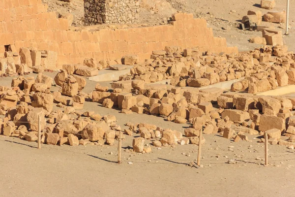 Deir el-Bahri 'deki Hatshepsut tapınağının yanındaki arkeolojik alan. Eski Mısır 'ın Mısır' daki Nil 'in Batı Şeria' sındaki kazıları (antik Teb.