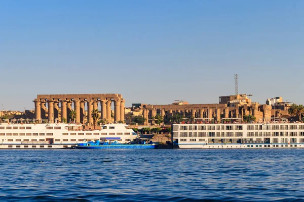 Luxor Tapınağı, Luxor 'da Nil Nehri' nin doğu kıyısında bulunan büyük bir Antik Mısır tapınak kompleksi. Nil Nehri 'nden görüntüle
