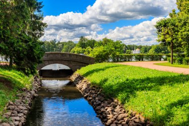 Puşkin (Tsarskoye Selo), Rusya 'da Catherine parkında küçük bir nehirde taş kemer köprüsü