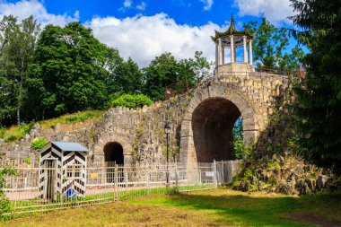Puşkin 'deki İskender parkında (Tsarskoye Selo) köprüde Çince stili 