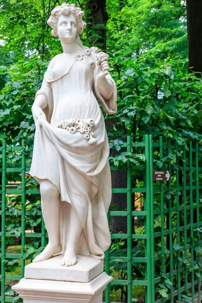 Скульптура Древней Богини Флоры Старом Городском Парке Летний Сад Санкт — стоковое фото