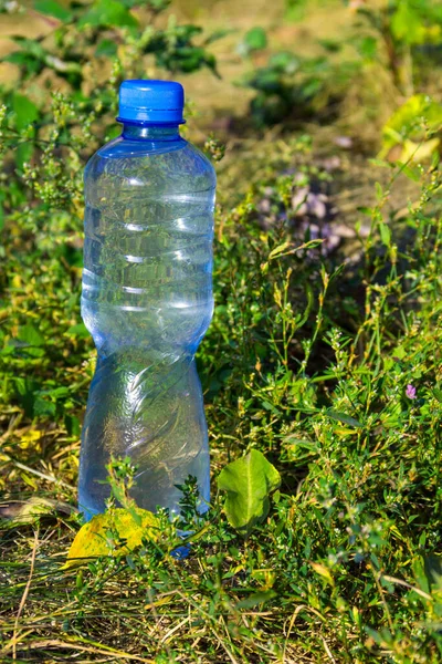 Plastikowa Butelka Wody Pitnej Ziemi Lesie — Zdjęcie stockowe