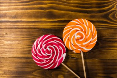 Kırsal ahşap arka planda tatlı lolipoplar. Üst görünüm