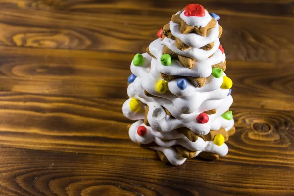 Pão Gengibre Árvore Natal Decorada Com Esmalte Mesa Madeira — Fotografia de Stock