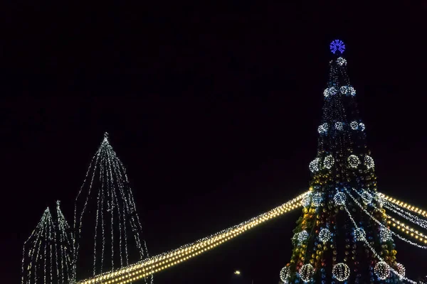 Geceleyin Çok Renkli Işıklarla Süslenmiş Noel Ağacı — Stok fotoğraf