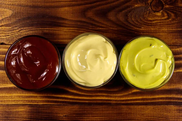 Ahşap masadaki soslar. Üst görünüm