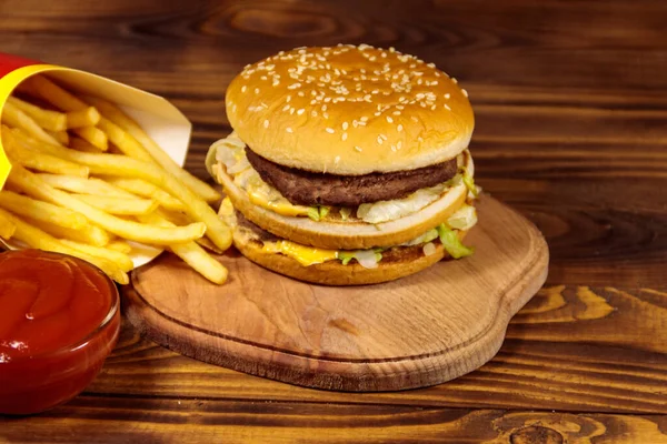 Leckerer Großer Hamburger Mit Pommes Und Ketchup Auf Holztisch — Stockfoto