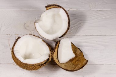 Beyaz ahşap masada taze hindistan cevizi. Üst görünüm