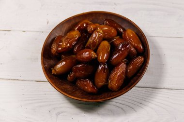 Kurumuş meyveler beyaz ahşap masada