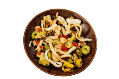 Beyaz arka planda karides, kalamar ve midye içeren deniz ürünleri salatası.