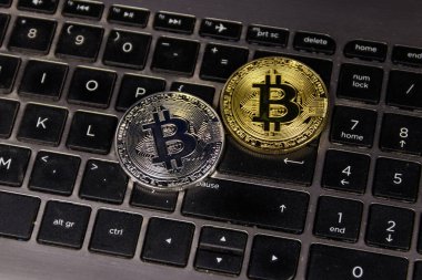 Laptop klavyesinde altın ve gümüş bitcoin. Kripto para birimi sanal para
