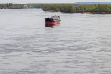 Kargo gemisi Dinyeper nehrinde yol alıyor.