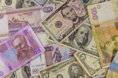 Amerikan dolarlarının, Rus rublelerinin ve Ukrayna Hryvnialarının çok yönlü geçmişi