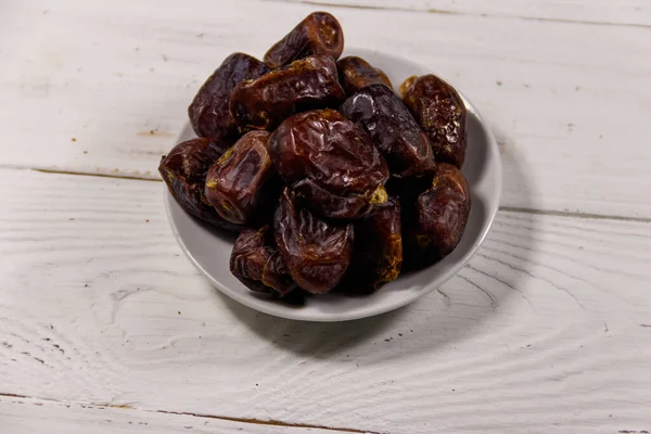 Torkade Dadlar Frukt Vitt Träbord — Stockfoto