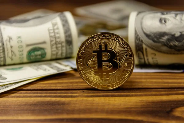 Altın bitcoin ve ahşap arka planda dolar