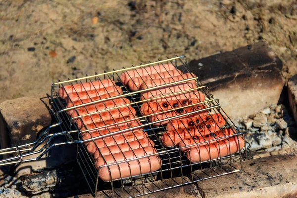 Kolbász Grillsütőben Grill Főzés Tábortűzben — Stock Fotó