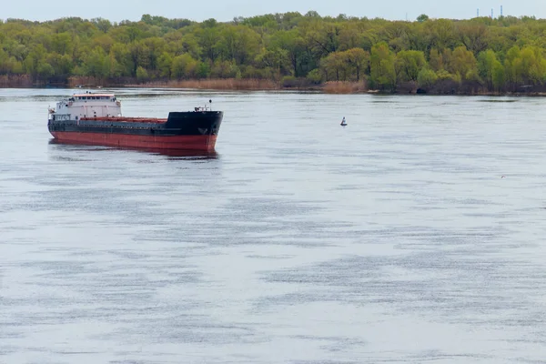 Kargo gemisi Dinyeper nehrinde yol alıyor.
