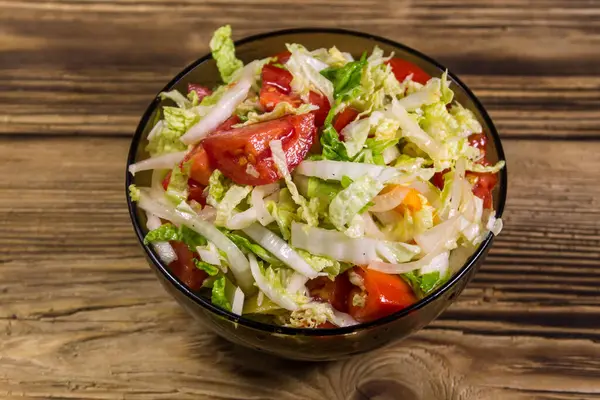 Frischer Gemüsesalat Mit Chinakohl Tomaten Paprika Und Zwiebeln Mit Oliven — Stockfoto