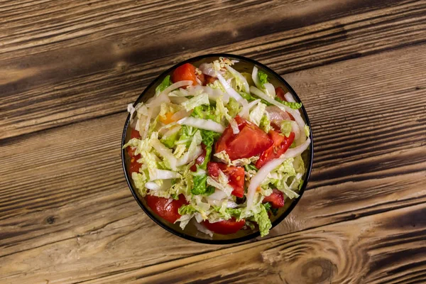 Insalata Verdure Fresche Cavolo Cinese Pomodoro Pepe Cipolla Con Olio — Foto Stock