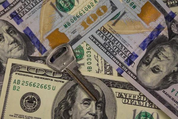 Schlüssel zum Hintergrund der amerikanischen Hundert-Dollar-Scheine. Konzept des Kaufs oder der Vermietung von Wohnungen — Stockbild Schlüssel Zum Hintergrund Der Amerikanischen Hundert Dollar Scheine Konzept Des — Stockfoto