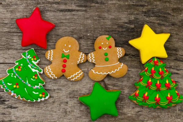 Chutné Slavnostní Vánoční Cukroví Tvaru Vánočního Stromku Perníkového Muže Hvězd — Stock fotografie