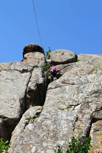 Chica Escalador Escalada Una Roca — Foto de Stock