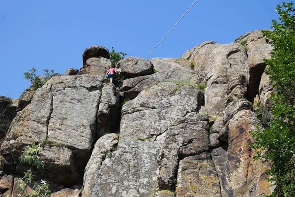 Klettermädchen Klettert Auf Felsen — Stockfoto