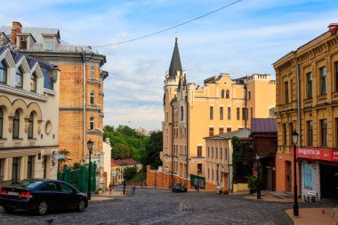 Kiev, Ukrayna - 28 Temmuz 2018: Andriyivsky Descent (tam anlamıyla Andrew 's Descent), Kiev' in Upper Town mahallesiyle Podil 'in tarihi ticari mahallesini birbirine bağlayan tarihi bir atasözü.