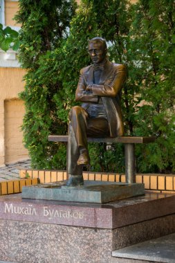 Kiev, Ukrayna - 28 Temmuz 2018: Ünlü Sovyet yazar Mikhail Bulgakov 'un Andreevsky Descent Anıtı