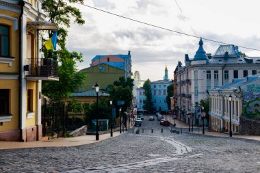Kiev, Ukrayna - 28 Temmuz 2018: Ukrayna 'nın Kiev kentindeki tarihi Podil Mahallesi Kontraktova Meydanı yakınlarındaki sokak