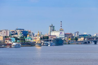 Kiev, Ukrayna - 28 Temmuz 2018: Kiev 'deki Podil Mahallesi ve Dinyeper Nehri manzarası