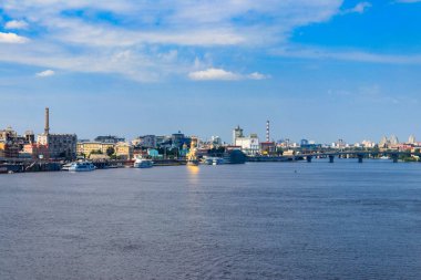 Kiev, Ukrayna - 28 Temmuz 2018: Kiev 'deki Podil Mahallesi ve Dinyeper Nehri manzarası
